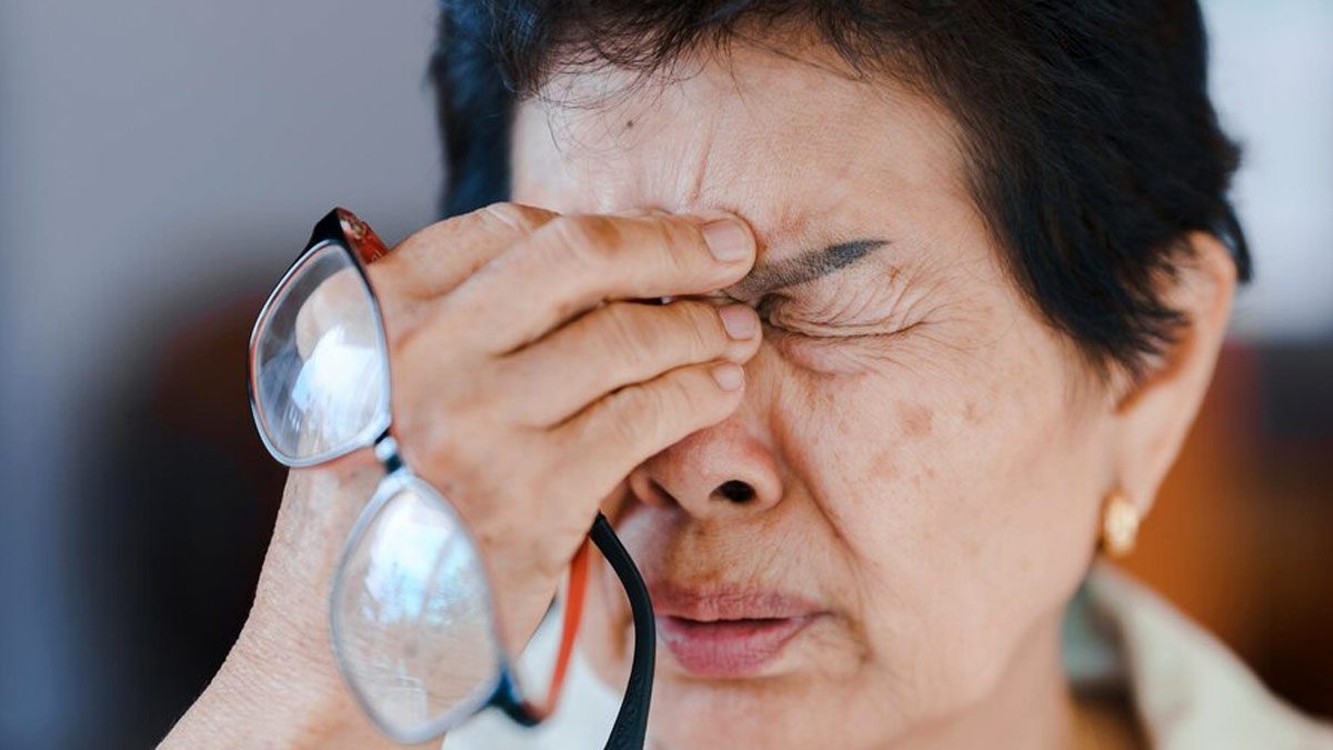 yellowing of eyes or skin in seniors warning sign